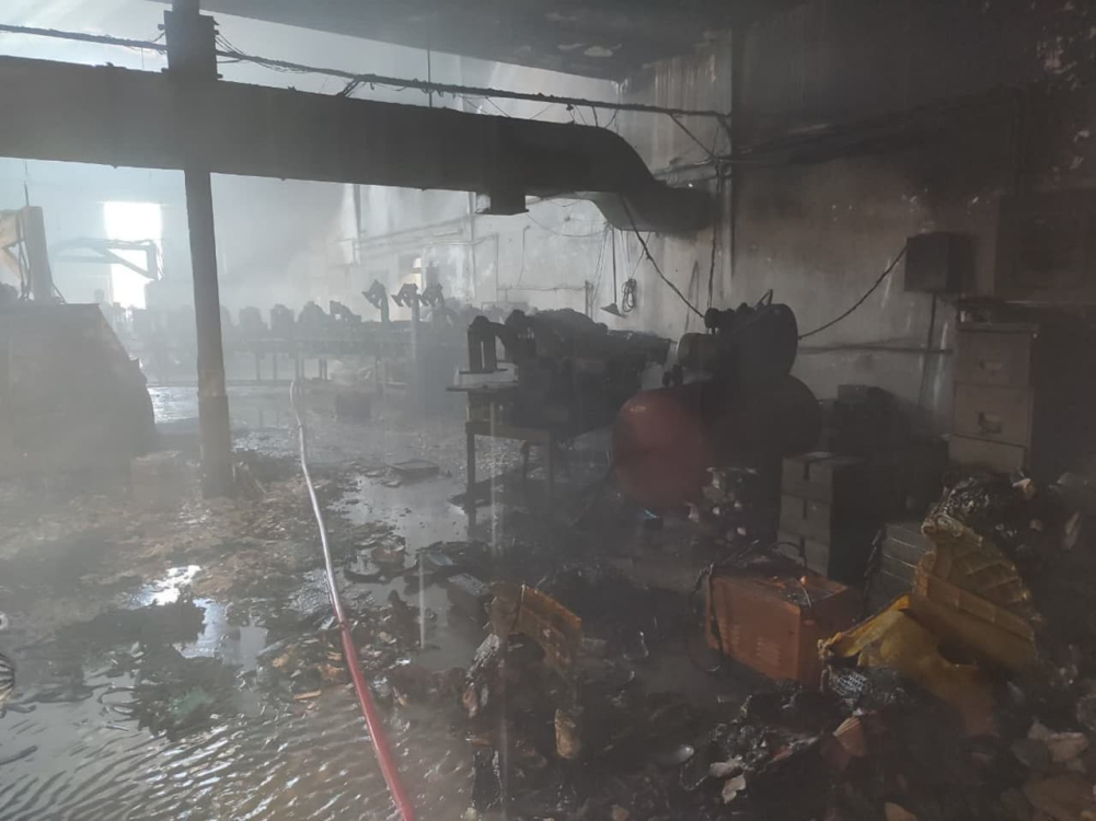 وقوع آتش‌سوزی در کارخانه کفشی در بلوار شهید خداکرم قم/آتش با حضور 30 آتش‌نشان اطفا شد